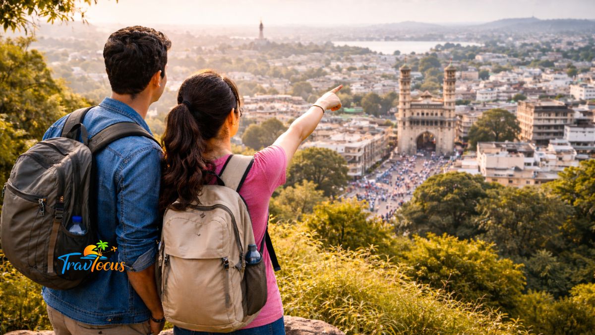 హైదరాబాద్ దగ్గర ప్రకృతి మధ్య నిలబడి ఉన్న యువ ప్రయాణికులు