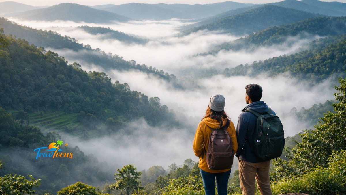 లంబసింగి కొండల మధ్య చల్లని వాతావరణంలో నిలబడి ఉన్న ప్రయాణికులు