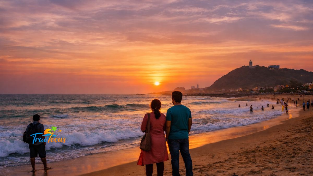 విశాఖపట్నం బీచ్‌లో సాయంత్రం సముద్రాన్ని చూస్తూ నిలబడి ఉన్న ప్రయాణికులు